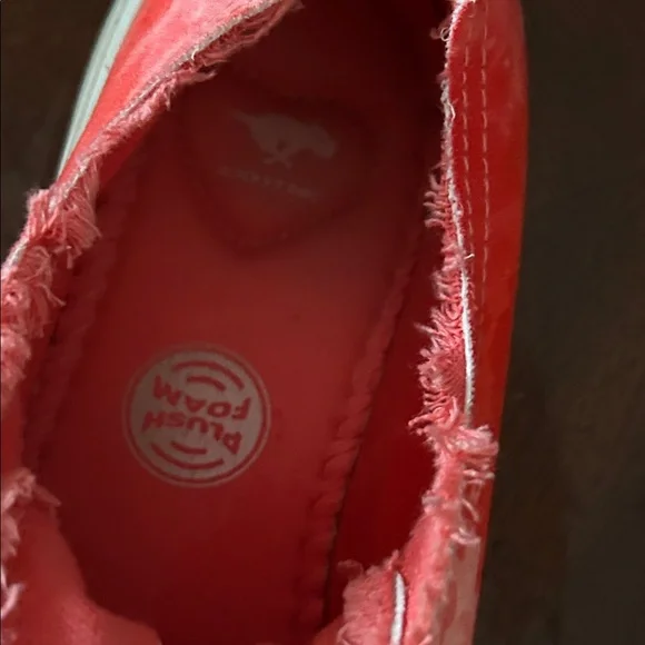 Stylish Red Canvas Sneakers - Picture 6 of 8